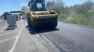 У Зимній Воді латають ями (ФОТО)