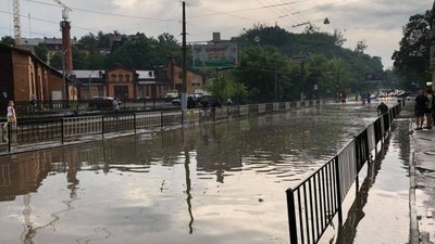 У Львові затопило вулицю Сахарова (ФОТО, ВІДЕО)