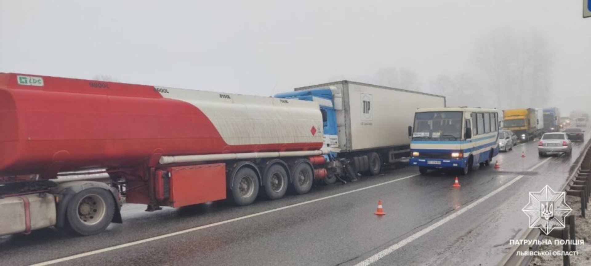 На Львівщині не розминулись дві вантажівки