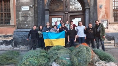 Львівські волонтери отримали 700 кг риболовецької сітки для виготовлення маскувальних сіток