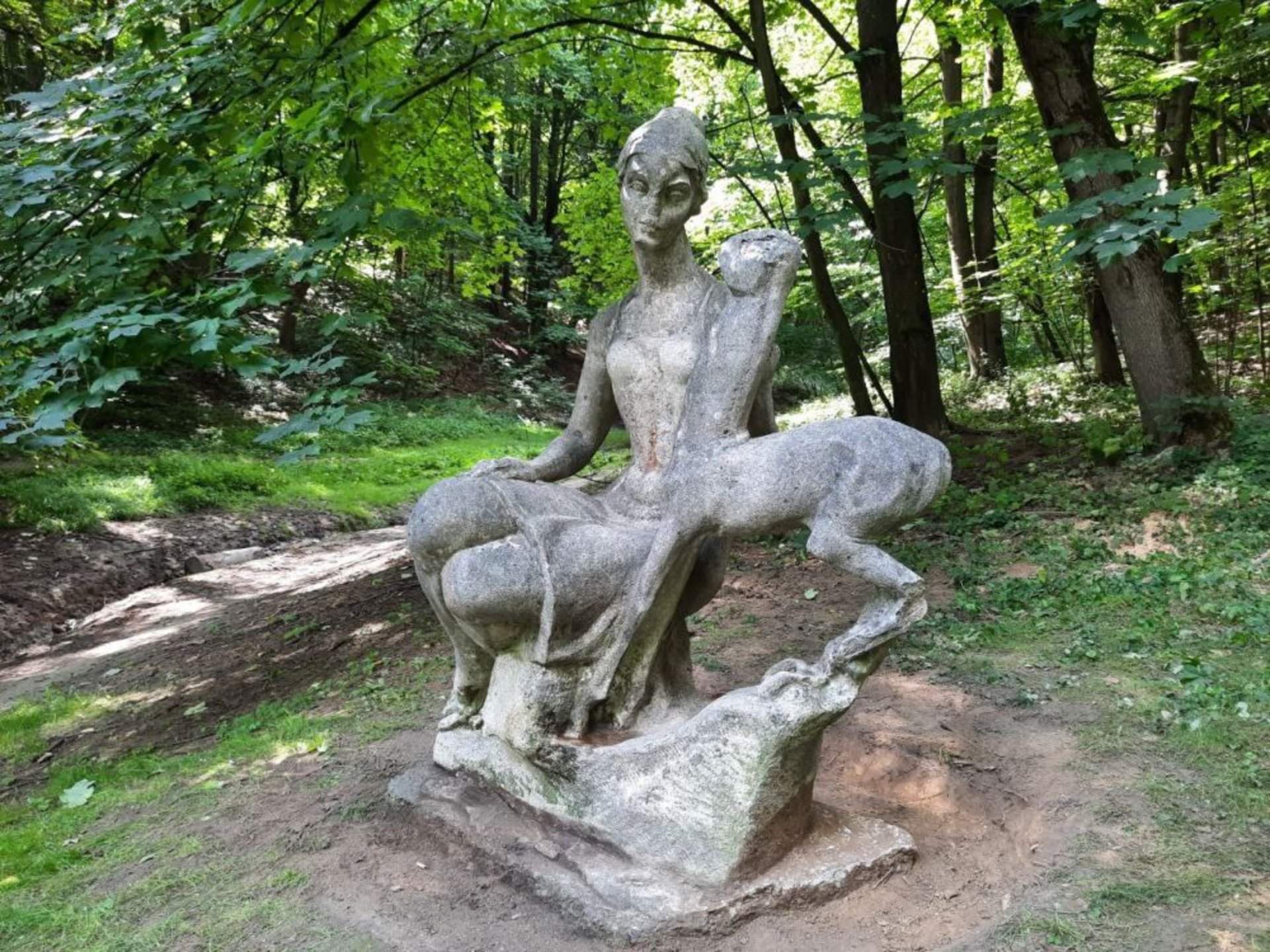 У парку «Залізна вода» відреставрують скульптуру дівчини з косулею