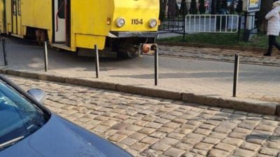 У центрі Львова трамвай зійшов з рейок (ФОТО)