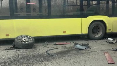 У Львові Range Rover врізався в маршрутний автобус (ВІДЕО)
