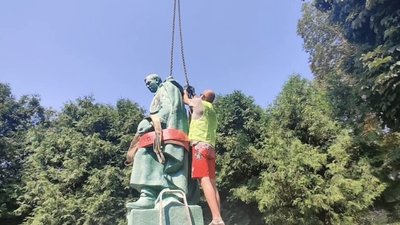 У Винниках демонтували радянського воїна (ВІДЕО)