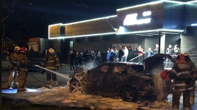 На Левандівці іномарка влетіла у припарковані автомобілі і загорілася (ВІДЕО, ФОТО)
