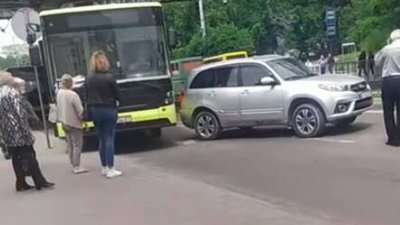 У Львові біля ТРЦ “Форум” сталась ДТП (ВІДЕО)