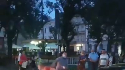 У центрі Львова неадекватний чоловік влаштував побоїще на трамвайній зупинці (ВІДЕО)