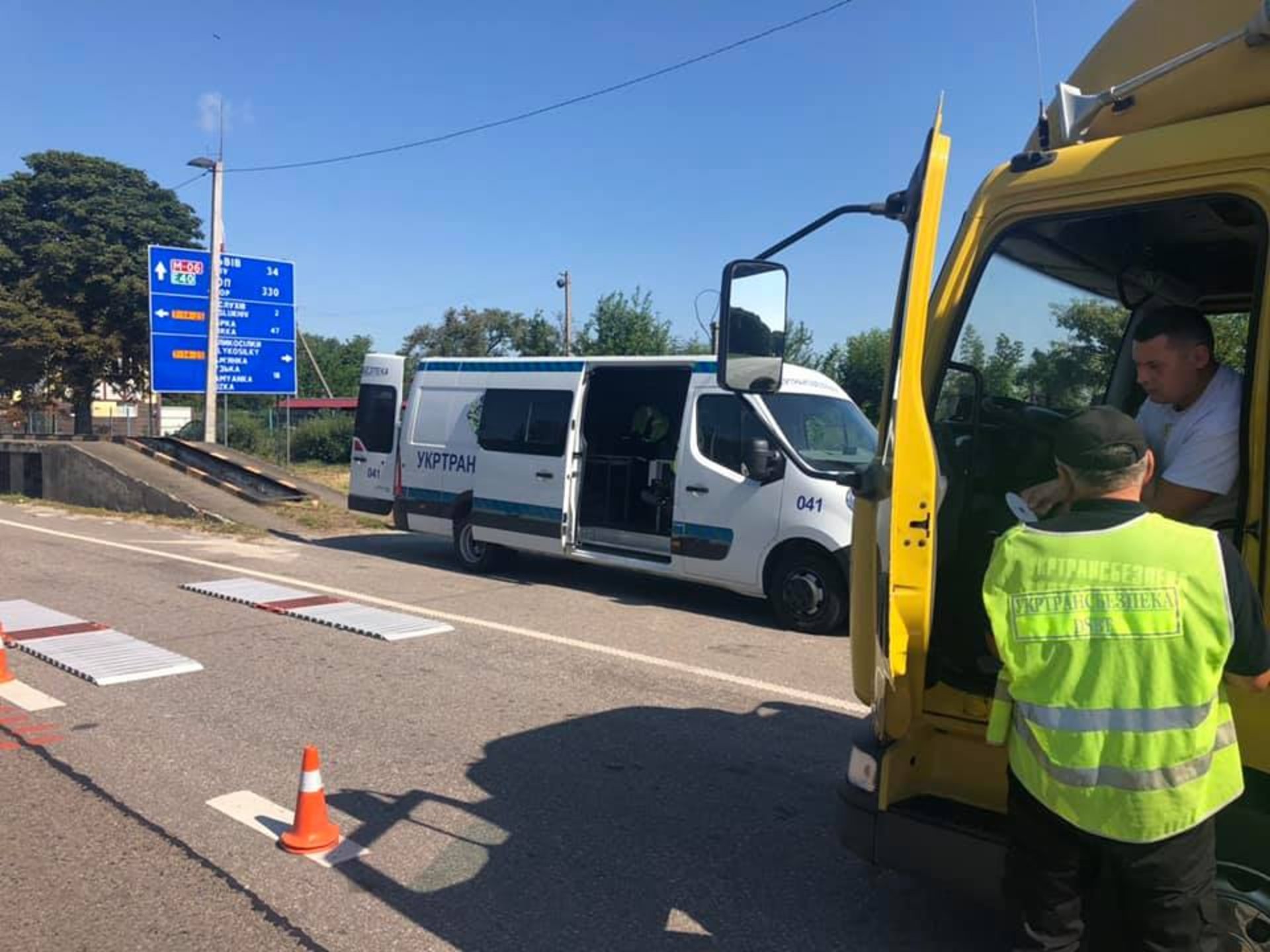 На Львівщині зважують вантажівки