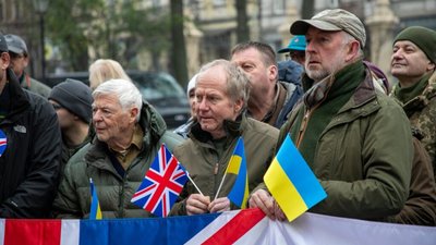 Європейські волонтери передали для українських захисників ще 26 автомобілів