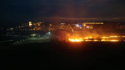 Як у Львові поблизу об'їзної палять траву (ВІДЕО)