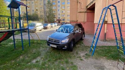 У Львові водій запаркувався на дитячому майданчику (ФОТО)