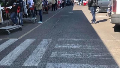 Карантин: Як у Львові вишикувалась черга у "Нову лінію" (ФОТО)