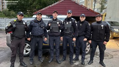 Львівські патрульні виявили на одному із блокпостів шестизначну суму грошей і розшукали їхнього власника