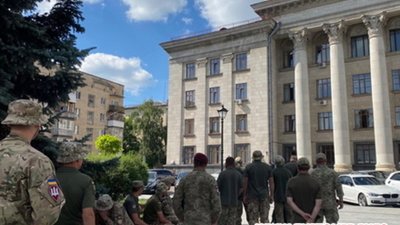 Біля житомирського суду зібралися військові, які хочуть справедливості в обранні запобіжного заходу рекетирам