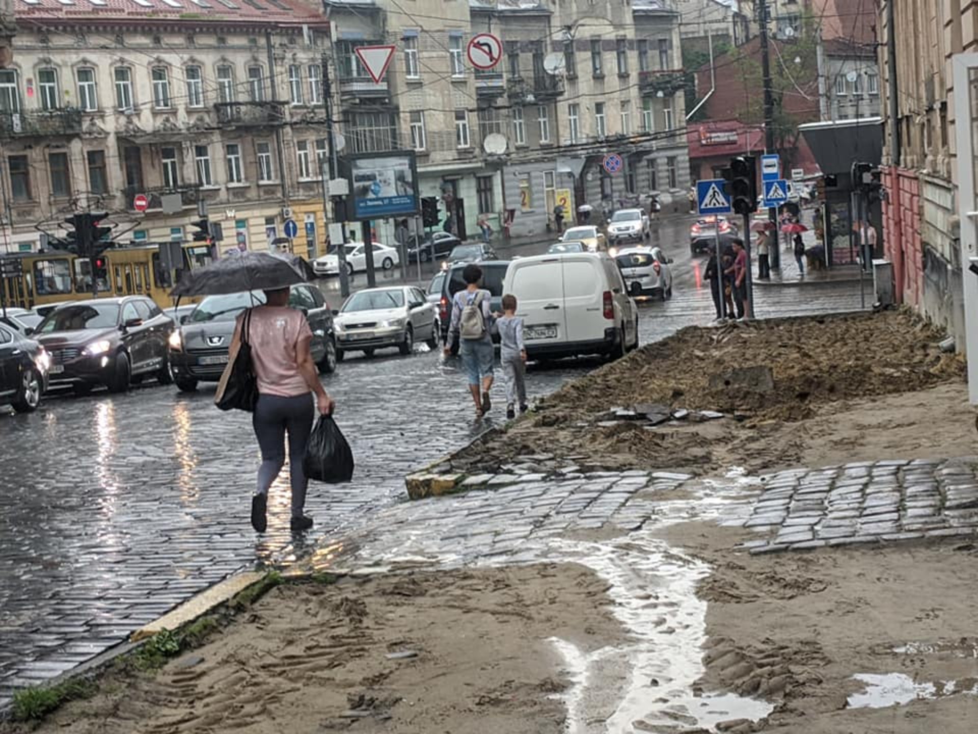 У Львові на вулиці Стрийській ремонтують тротуари, фото Зручне місто