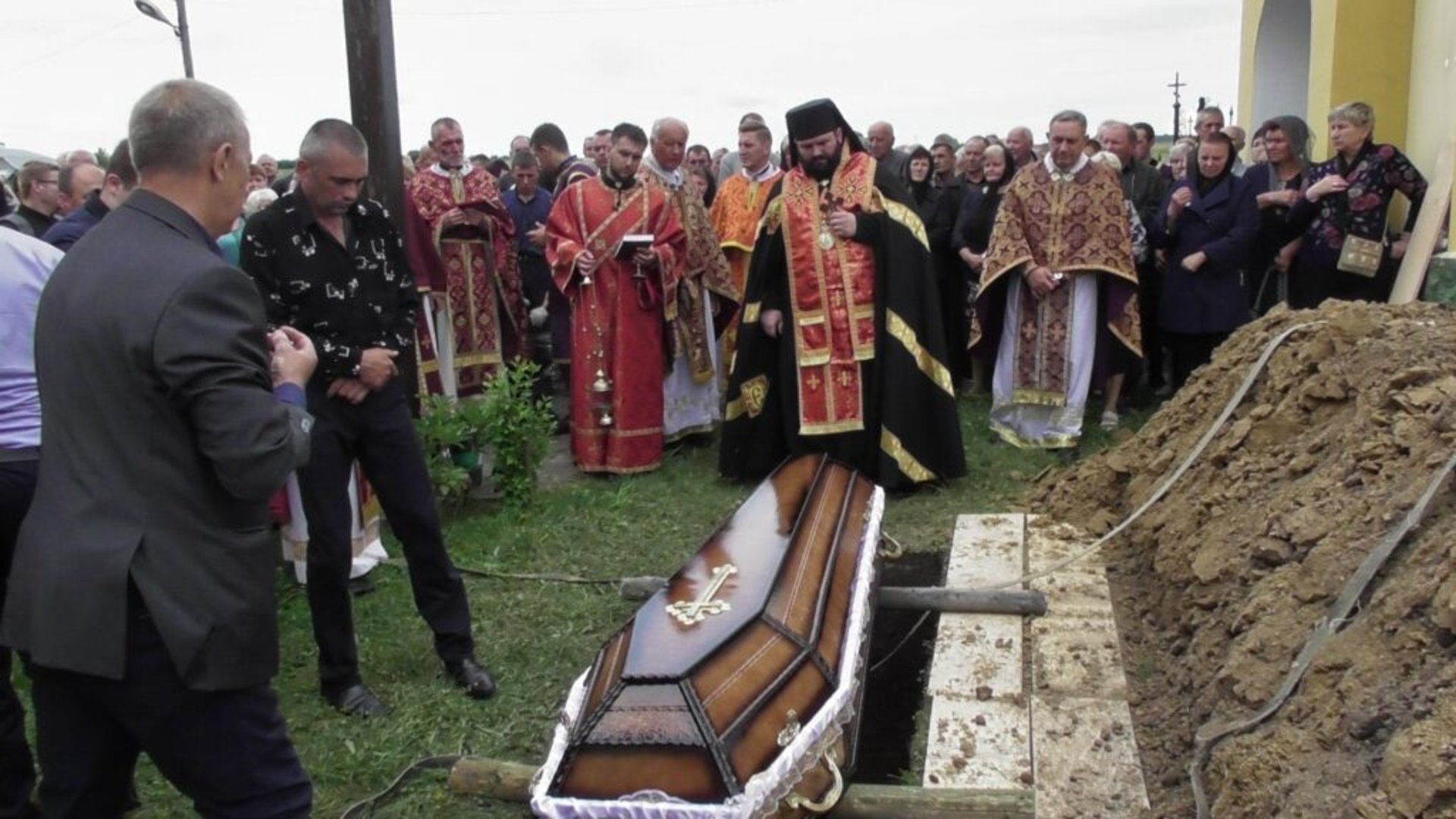 У Дубровиці відспівали багаторічного настоятеля церкви Святої Покрови отця Миколая. Фото: Михайло Скеба