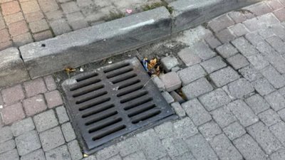 У Львові у спальному районі просідає бруківка