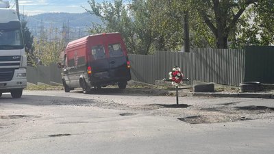Біля Львова місцеві мешканці на ямі встановили траурний хрест з вінком (ФОТО)