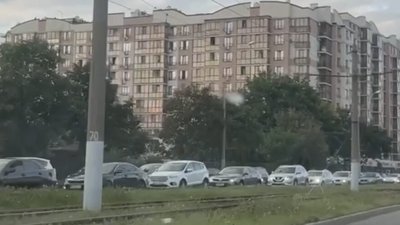 У Львові одна з вулиць перетворилась на суцільну тягнучку (ВІДЕО)