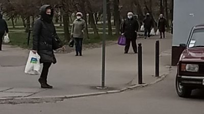 Як у Львові дорожний знак може впасти перехожим на голову (ФОТО)