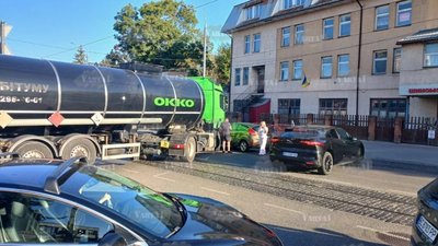 У Львові бензовоз потрапив у аварію 