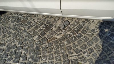 У Львові на одній із вулиць вивалюється бруківка (ФОТО)