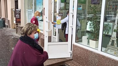 У центрі Львова провалилася жінка (ФОТО)