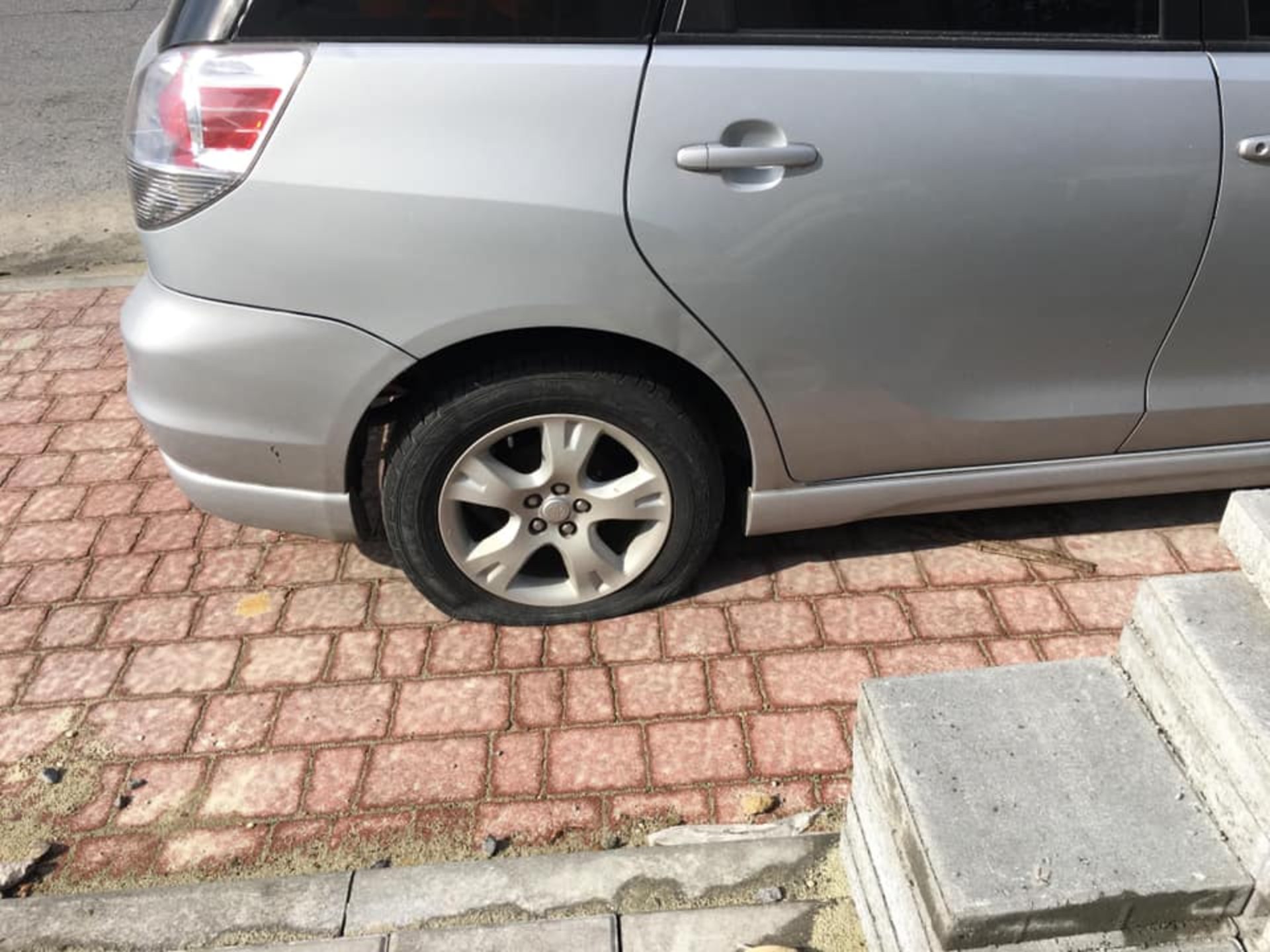 У Львові на Княгині Ольги порізали колеса у автомобілях. Фото Варта1