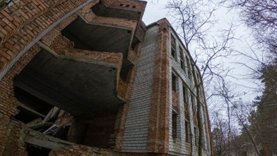 Суд постановив повернути громаді ділянку з недобудованою школою у Брюховичах