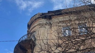 У центрі Львова аварійний карниз будинку (ФОТО)