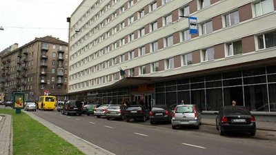Львівські депутати виступили проти ліквідації парковки біля готелю "Львів"