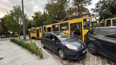 У Львові через іномарку зупинився рух трамваїв (ФОТО)