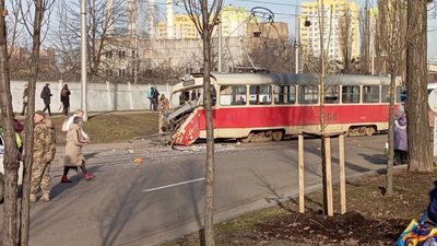 У Києві вантажівка врізалась у трамвай (ФОТО, ВІДЕО)
