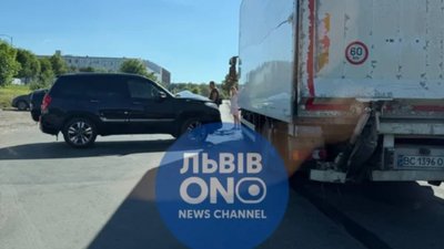 У Львові вантажівка не розминулась із автомобілем (ФОТО)