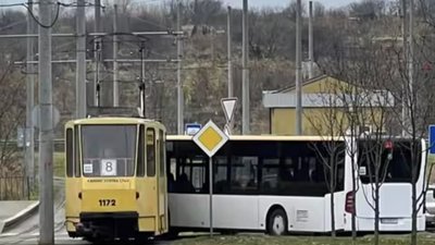 У Львові автобус не розминувся із трамваєм