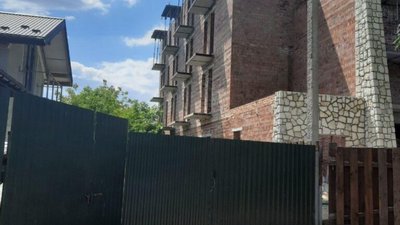 У Брюховичах біля відомої чебуречної будують готельний комплекс без дозволів (ФОТО)