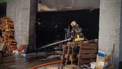 У Львові вогнеборці ліквідували загорання на автосервісі