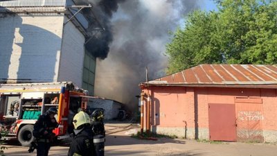 У центрі Москви на складі лунають вибухи, почалася пожежа (ВІДЕО)