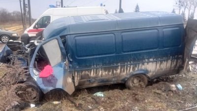 На Стрийщині автомобіль вилетів під поїзд (ФОТО)