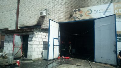 Біля Львова десятки рятувальників гасили пожежу на СТО (ФОТО)