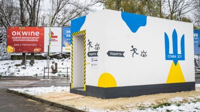 У Тернополі поблизу зупинок громадського транспорту встановили 10 мобільних укриттів
