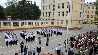 Випускники Ліцею Імені Героїв Крут отримали атестати та завершили навчання традиційним урочистим ритуалом