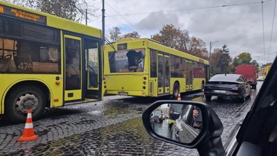 У центрі Львова не розминулись два автобуси Садового