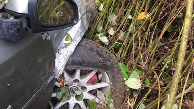 На Яворівщині легковик злетів з траси у хащі (ВІДЕО, ФОТО)