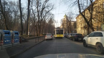 У центрі Львова простоює залишений автомобіль