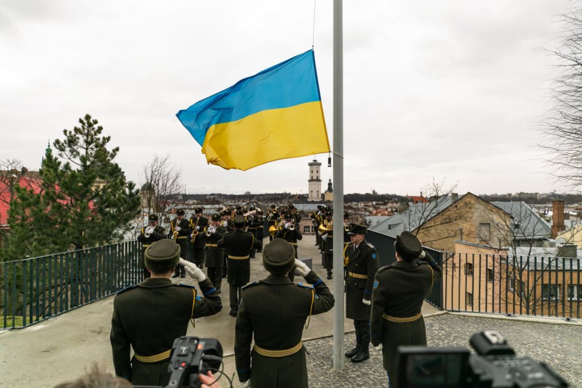 Сотні паперових ангеликів розмістили на Меморіалі Небесної Сотні у Львові