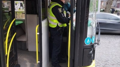 У Львові патрульна поліція штурмує маршрутки (ФОТО)
