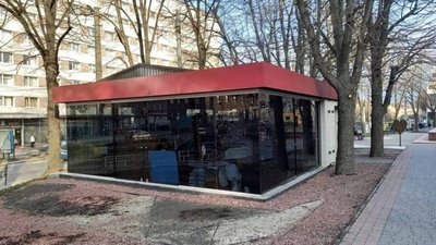 Суд зобов’язав знести незаконну скляну споруду навпроти готелю “Львів”