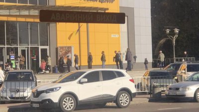 У Львові через карантин вишикувалась черга до супермаркета (ФОТО)