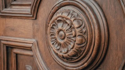 У Львові відновили історичні двері на вулиці Гнатюка